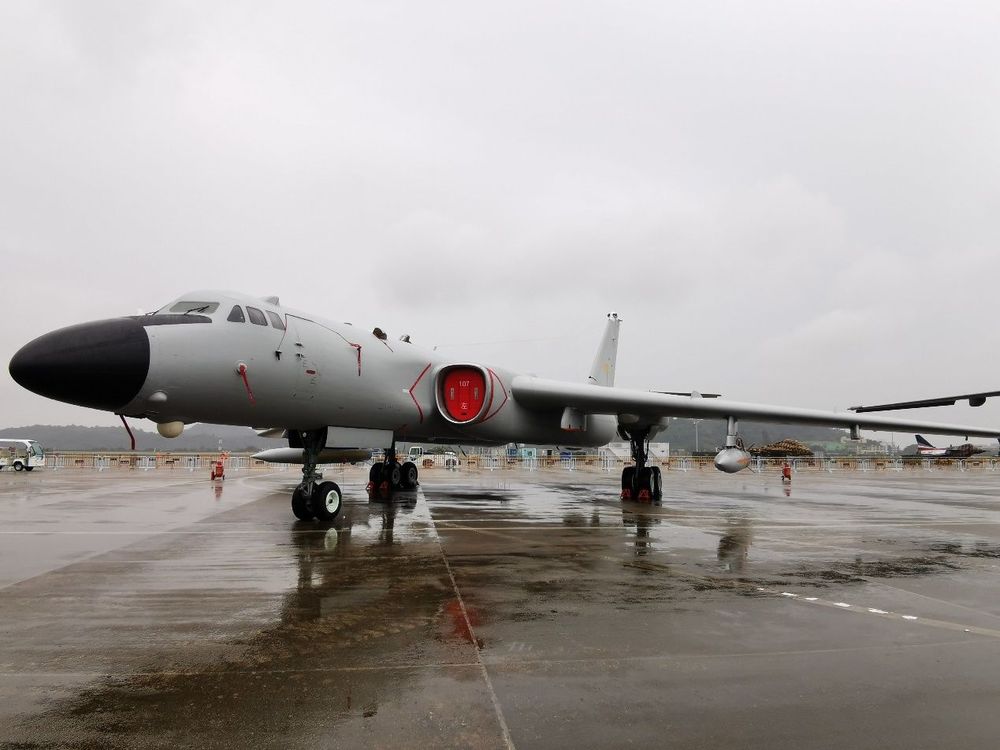 珠海航展開幕 轟-6K轟炸機掛彈現身
